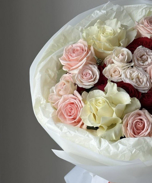 Сборный букет с белой французской розой и миксом роз - Цветочный21