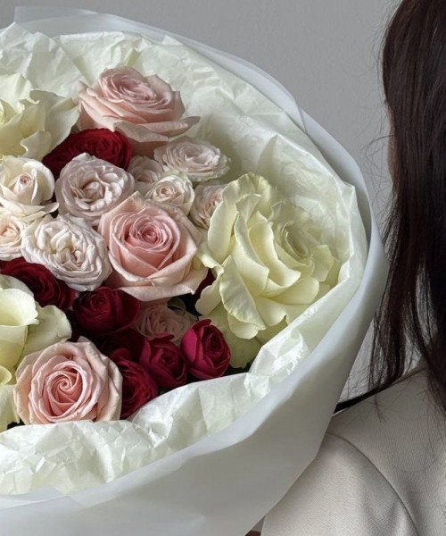 Сборный букет с белой французской розой и миксом роз - Цветочный21