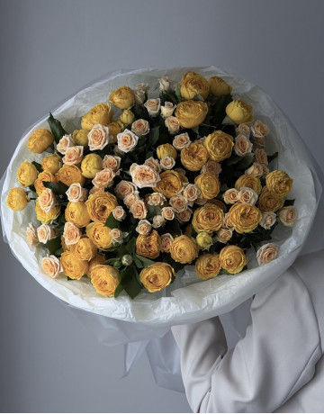 Букет из микса кустовых роз