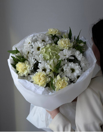 Букет с гортензией, хризантемой, лимонными гвоздиками и альстромерией