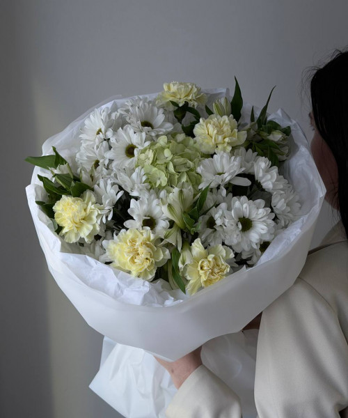 Букет с гортензией, хризантемой, лимонными гвоздиками и альстромерией - Цветочный21