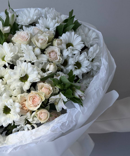 Букет с хризантемой, белыми альстромериями и кустовыми розами - Цветочный21
