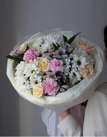 Сборный букет с розовой альстромерией, белой хризантемой, розами и гвоздиками