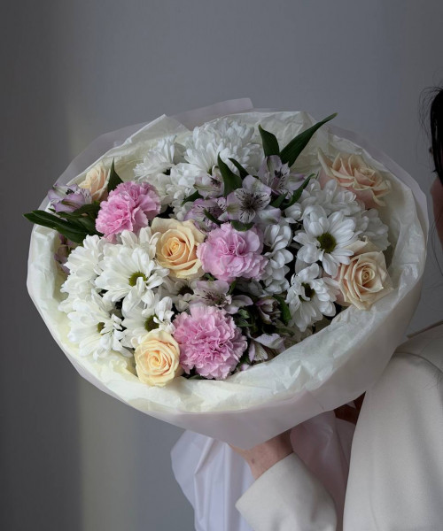 Сборный букет с розовой альстромерией, белой хризантемой, розами и гвоздиками - Цветочный21