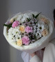 Сборный букет с розовой альстромерией, белой хризантемой, розами и гвоздиками