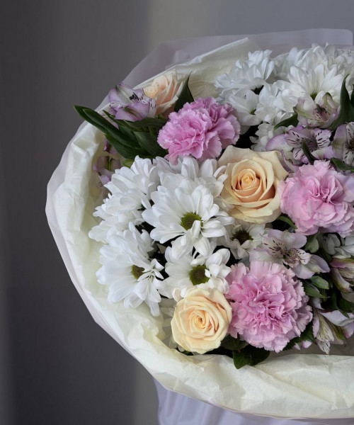 Сборный букет с розовой альстромерией, белой хризантемой, розами и гвоздиками - Цветочный21