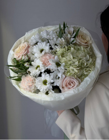 Сборный букет из гортензии, розовых гвоздик и роз, альстромерии и хризантемы