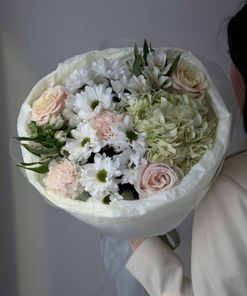 Сборный букет из гортензии, розовых гвоздик и роз, альстромерии и хризантемы - Цветочный21