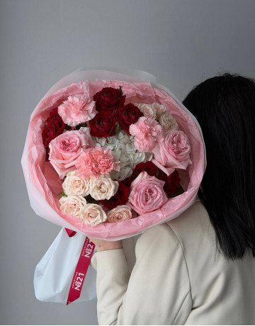 Букет из роз,гвоздик,гортензий и кустовых роз #3792