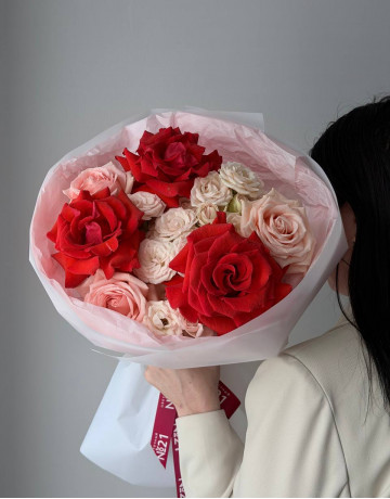 Букет из кустовых и одноголовых роз #3793