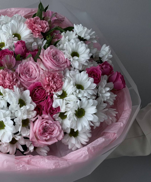 Сборный букет с хризантемой, альстромерией, гвоздикой и миксом роз - Цветочный21