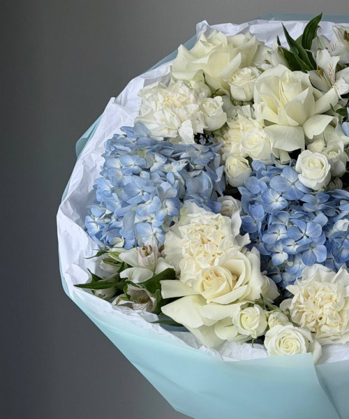 Сборный букет из гортензий, французских роз, альстромерий и кустовых роз - Цветочный21