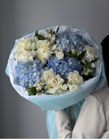 Сборный букет из гортензий, французских роз, альстромерий и кустовых роз