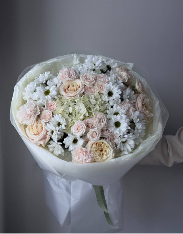 Сборный букет с гортензией, хризантемой, миксом роз и гвоздикой