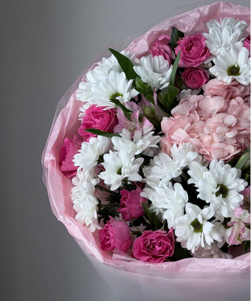 Сборный букет с гортензией, кустовыми розами, альстромериями и хризантемой - Цветочный21