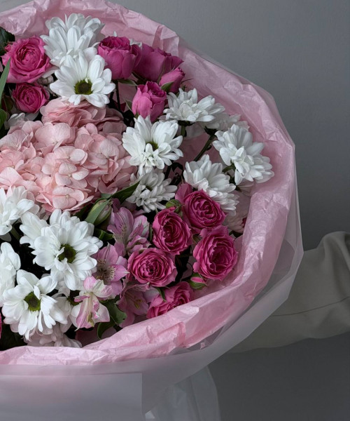 Сборный букет с гортензией, кустовыми розами, альстромериями и хризантемой - Цветочный21