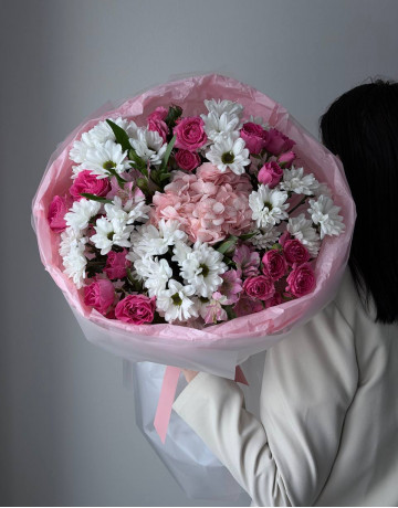 Сборный букет с гортензией, кустовыми розами, альстромериями и хризантемой