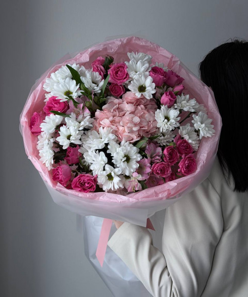 Сборный букет с гортензией, кустовыми розами, альстромериями и хризантемой - Цветочный21