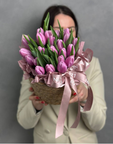 Монокомпозиция в кашпо из 23 фиолетовых тюльпанов #3511