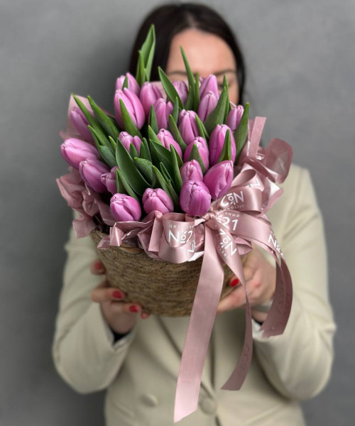Монокомпозиция в кашпо из 23 фиолетовых тюльпанов #3511 - Цветочный21