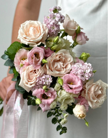 Розовый букет цветов для невесты #6 из роз, эустом и маттиол.