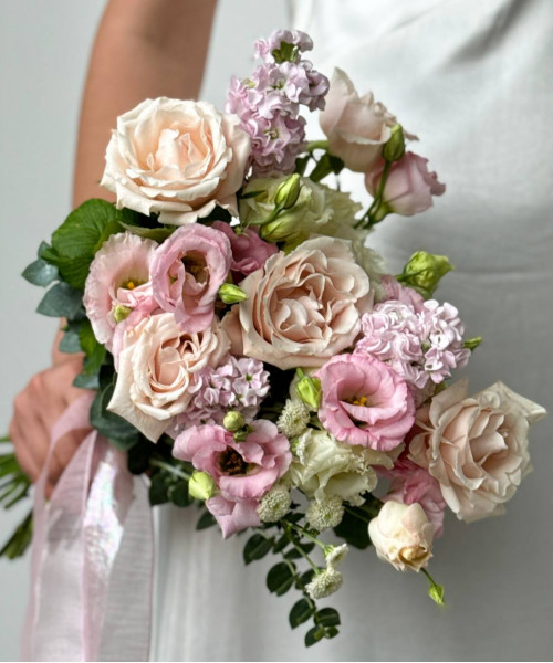 Розовый букет цветов для невесты #6 из роз, эустом и маттиол. - Цветочный21