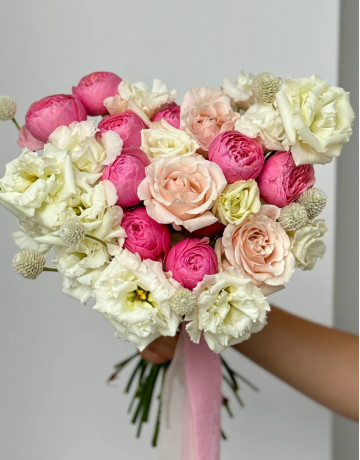 Бело розовый букет невесты из пионовидных роз, роз и эустом #7