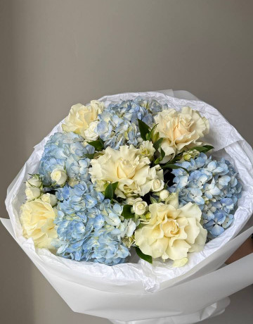 Букет с голубой гортензией и французскими розами #3828