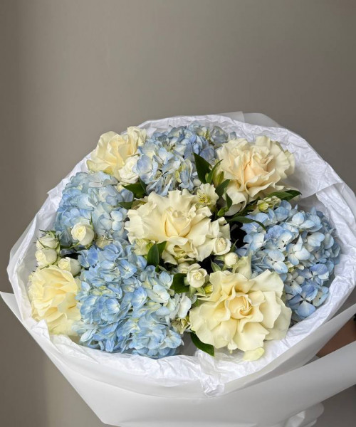 Букет с голубой гортензией и французскими розами #3828 - Цветочный21