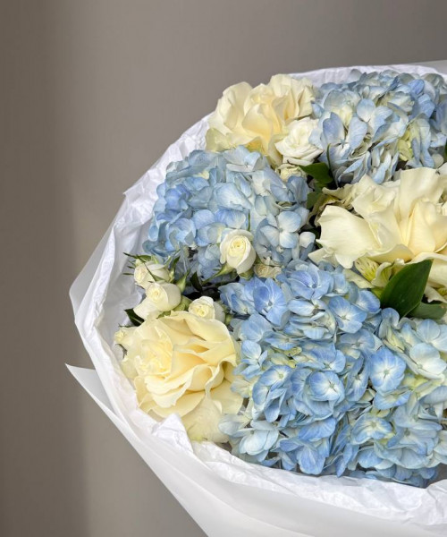Букет с голубой гортензией и французскими розами #3828 - Цветочный21