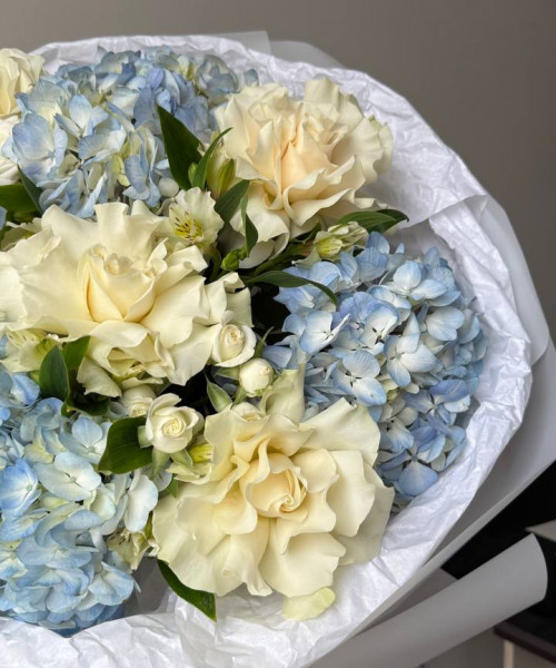 Букет с голубой гортензией и французскими розами #3828 - Цветочный21