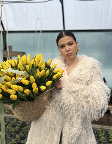 Цветочная композиция из 101 желтого тюльпана в плетенном кашпо #3575