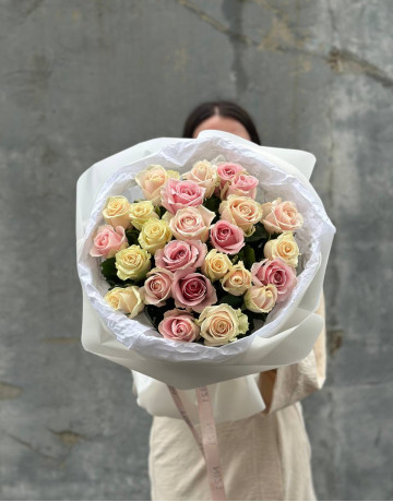 Нежный букет из 25 кремовых роз #3684