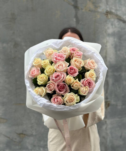 Нежный букет из 25 кремовых роз #3684 - Цветочный21