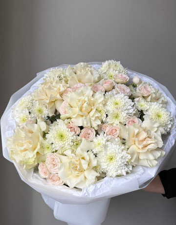 Букет с хризантемой и французскими розами #3829