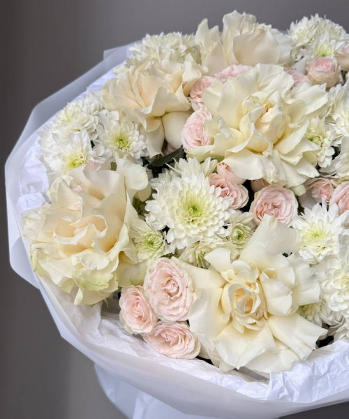 Букет с хризантемой и французскими розами #3829 - Цветочный21