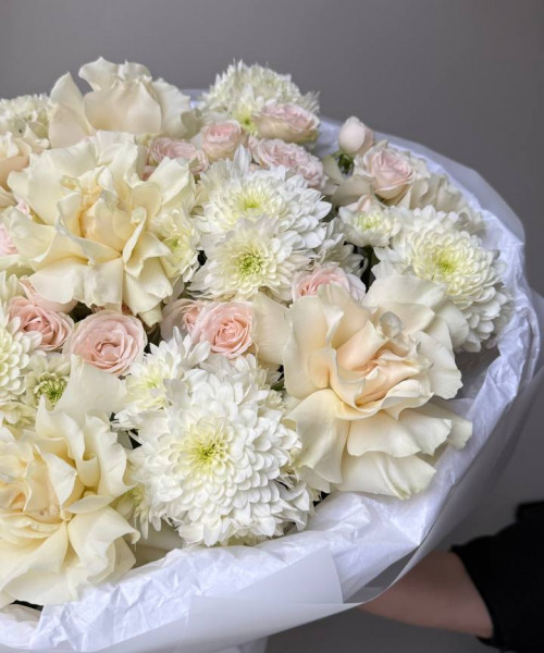 Букет с хризантемой и французскими розами #3829 - Цветочный21