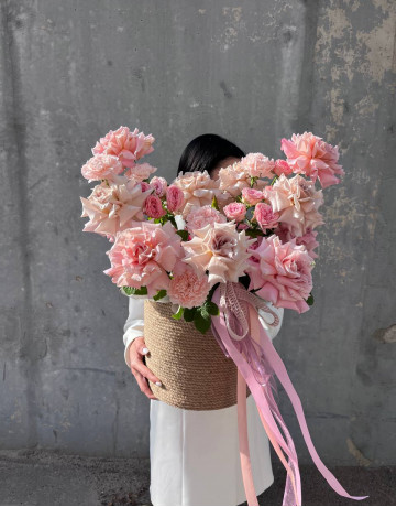 Композиция из кустовых и пионовидных роз #155