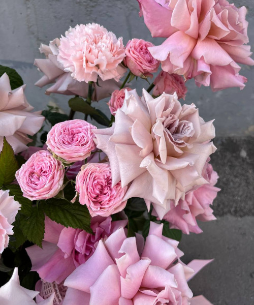 Композиция из кустовых и пионовидных роз #155 - Цветочный21