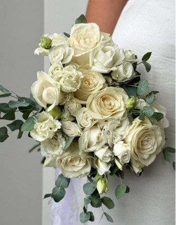 Бело зеленый букет невесты с #3 - розы и эустомы