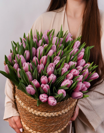Монобукет из 51 фиолетового тюльпана в плетеной корзине #3553