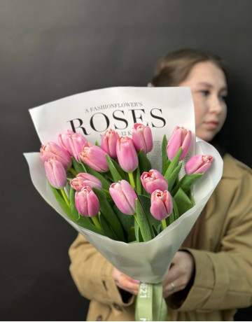 Монобукет из 15 розовых тюльпанов в фирменной упаковке #3613