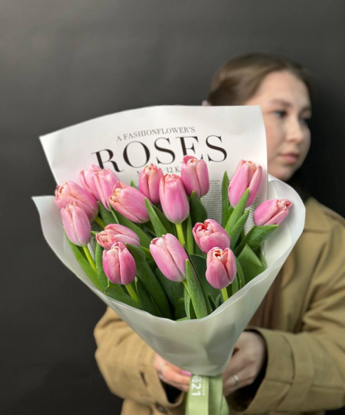 Монобукет из 15 розовых тюльпанов в фирменной упаковке #3613 - Цветочный21