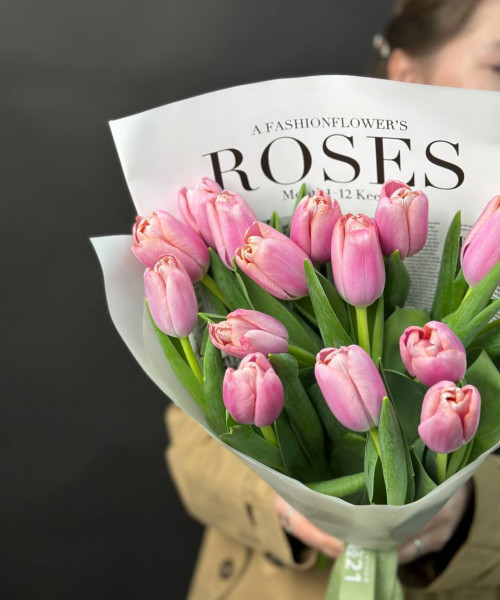 Монобукет из 15 розовых тюльпанов в фирменной упаковке #3613 - Цветочный21