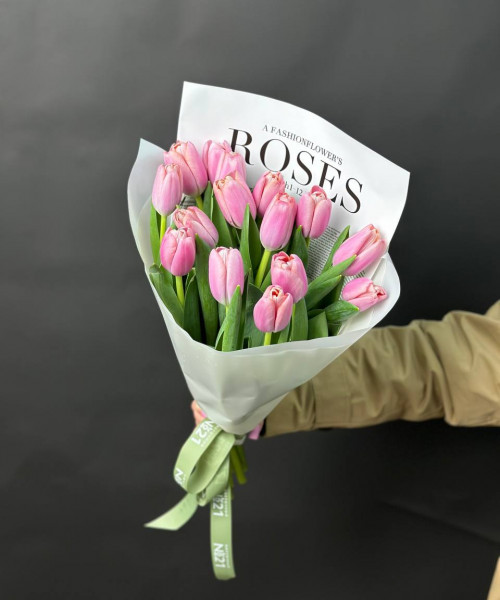 Монобукет из 15 розовых тюльпанов в фирменной упаковке #3613 - Цветочный21