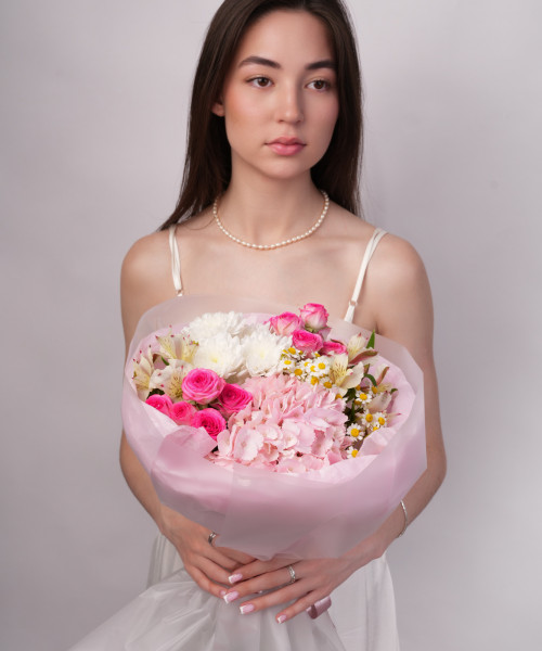 Букет из роз, альстромерий, ромашек, гортензий, хризантем #3670 - Цветочный21 Букет из роз, альстромерий, ромашек, гортензий, хризантем #3670 - Цветочный21
