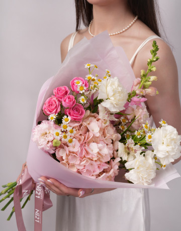 Букет из гортензий, гвоздик, кустовых роз, ромашек, альстромерий #3673
