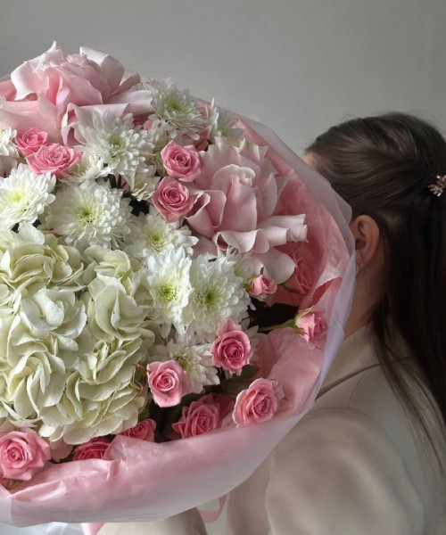 Букет из хризантем, французских роз и гортензии #3766 - Цветочный21