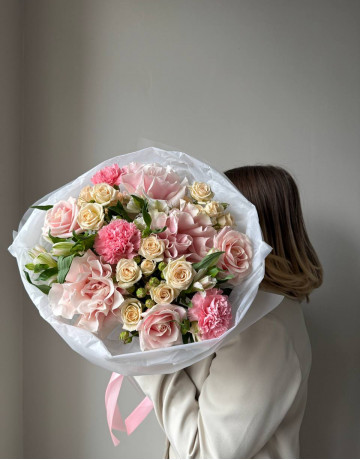 Букет из роз, куcтовых роз, альстромерий и гвoздик #3740