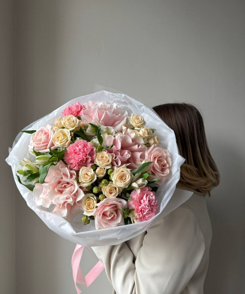 Букет из роз, куcтовых роз, альстромерий и гвoздик #3740 - Цветочный21